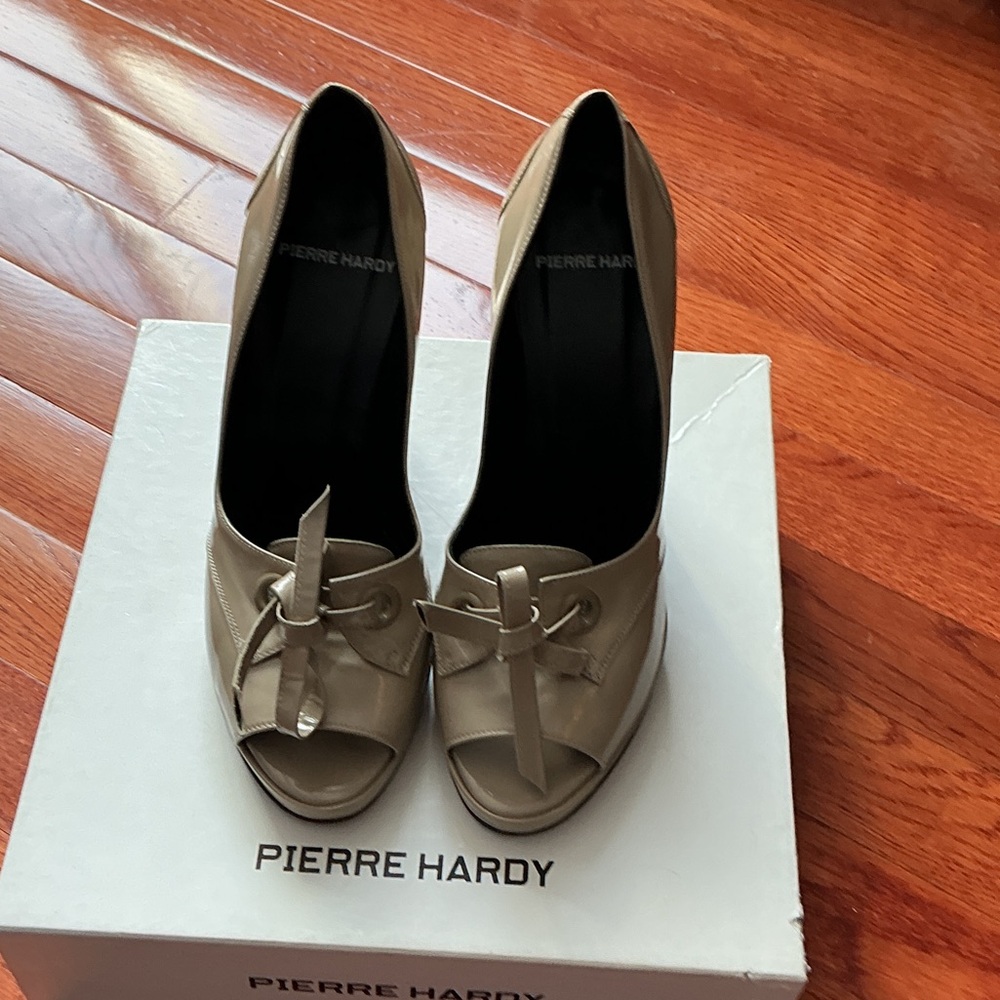 Pierre Hardy Taupe Leather Peep-Toe Heels with Bow Accent size 7.5